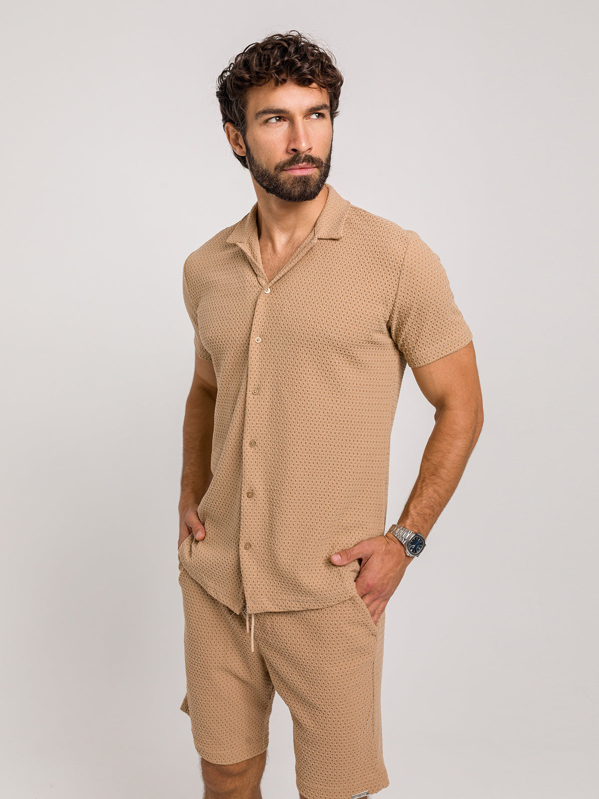 ZESTAW COMO BEŻOWY – KOSZULA Z KRÓTKIM RĘKAWEM + SPODENKI | SAUVAGE PARIS