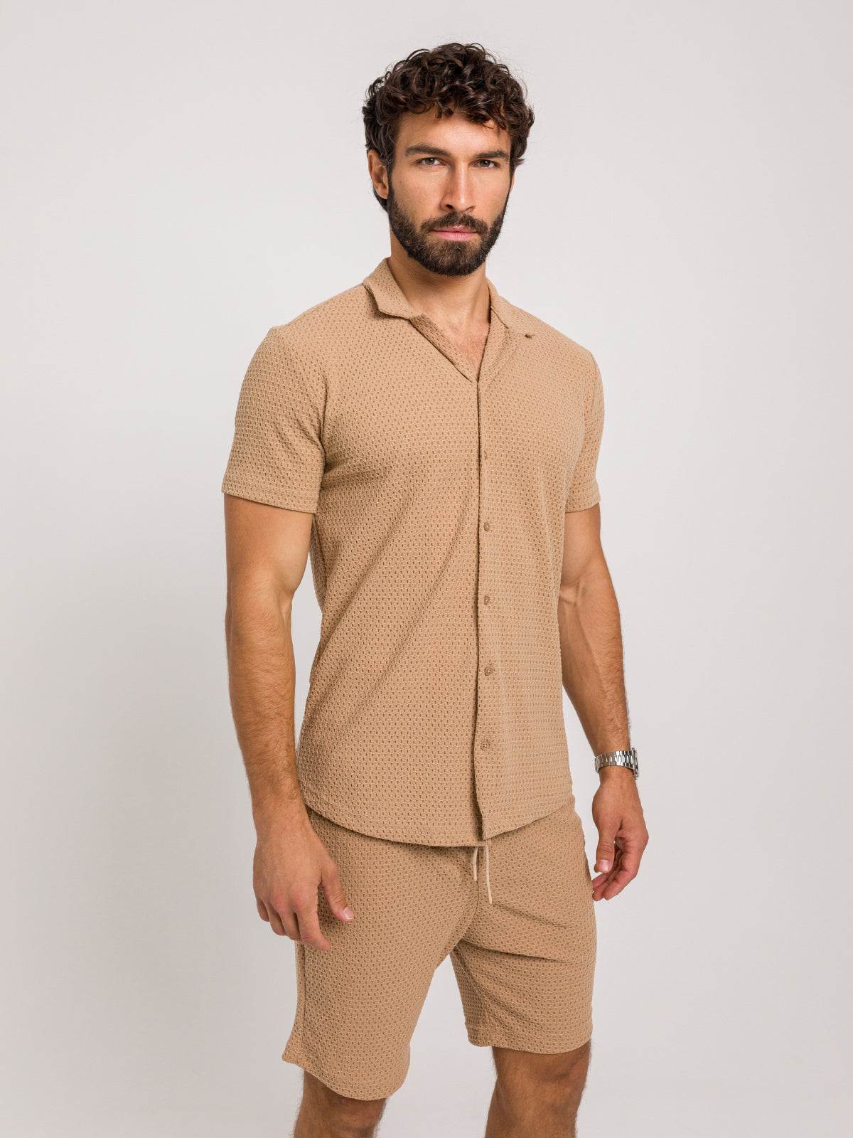 ZESTAW COMO BEŻOWY – KOSZULA Z KRÓTKIM RĘKAWEM + SPODENKI | SAUVAGE PARIS