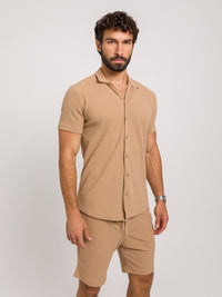 ZESTAW COMO BEŻOWY – KOSZULA Z KRÓTKIM RĘKAWEM + SPODENKI | SAUVAGE PARIS