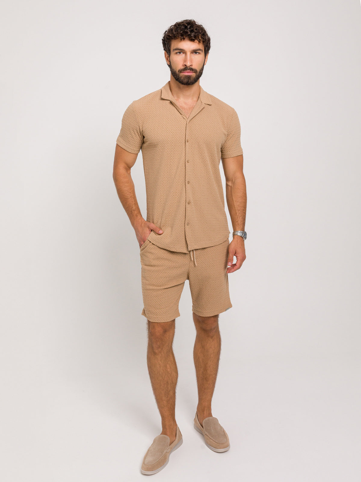 ZESTAW COMO BEŻOWY – KOSZULA Z KRÓTKIM RĘKAWEM + SPODENKI | SAUVAGE PARIS