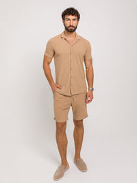 ZESTAW COMO BEŻOWY – KOSZULA Z KRÓTKIM RĘKAWEM + SPODENKI | SAUVAGE PARIS