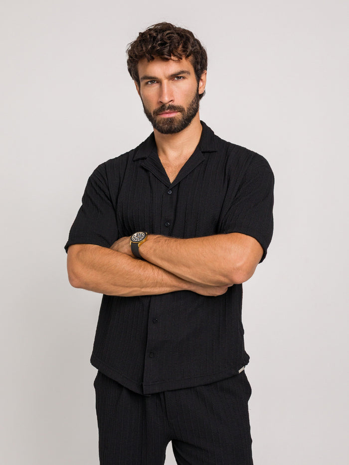 ZESTAW CANNES CZARNY – KOSZULA Z KRÓTKIM RĘKAWEM + SPODENKI | SAUVAGE PARIS